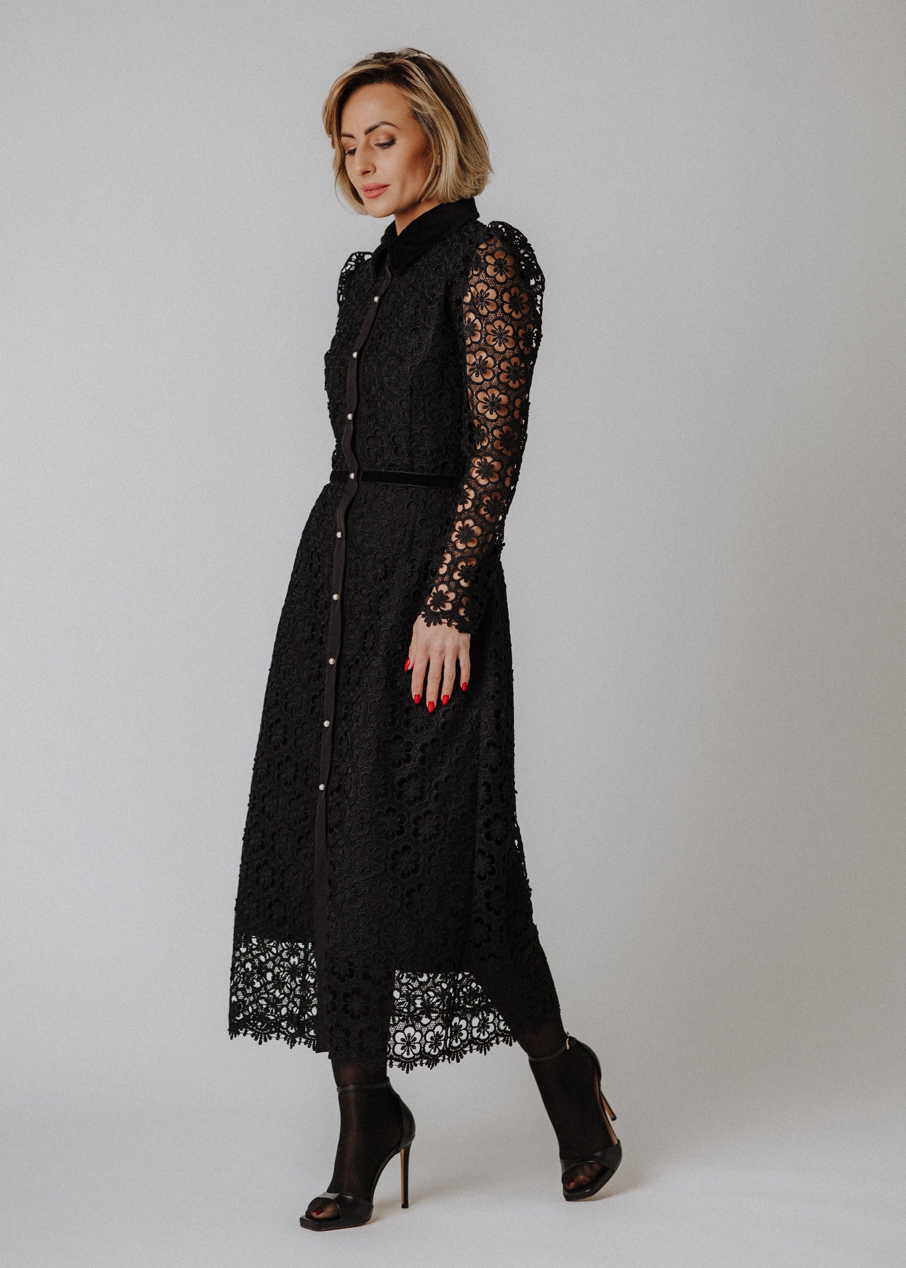 Lace dress with velvet collar