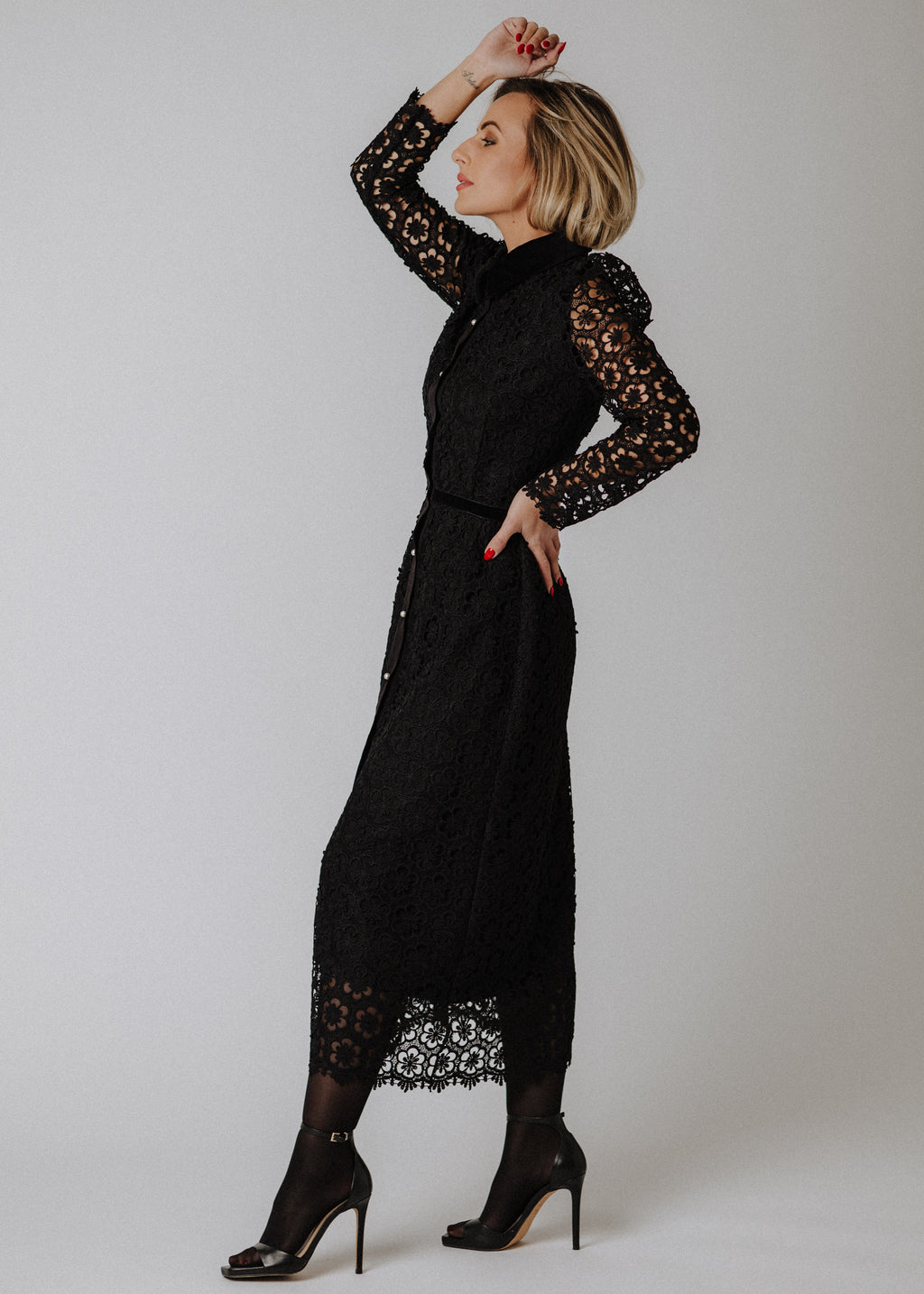 Lace dress with velvet collar