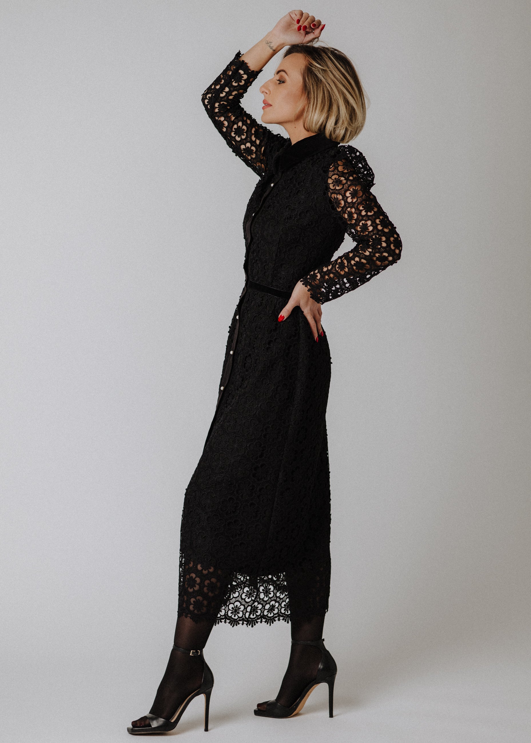 Lace dress with velvet collar