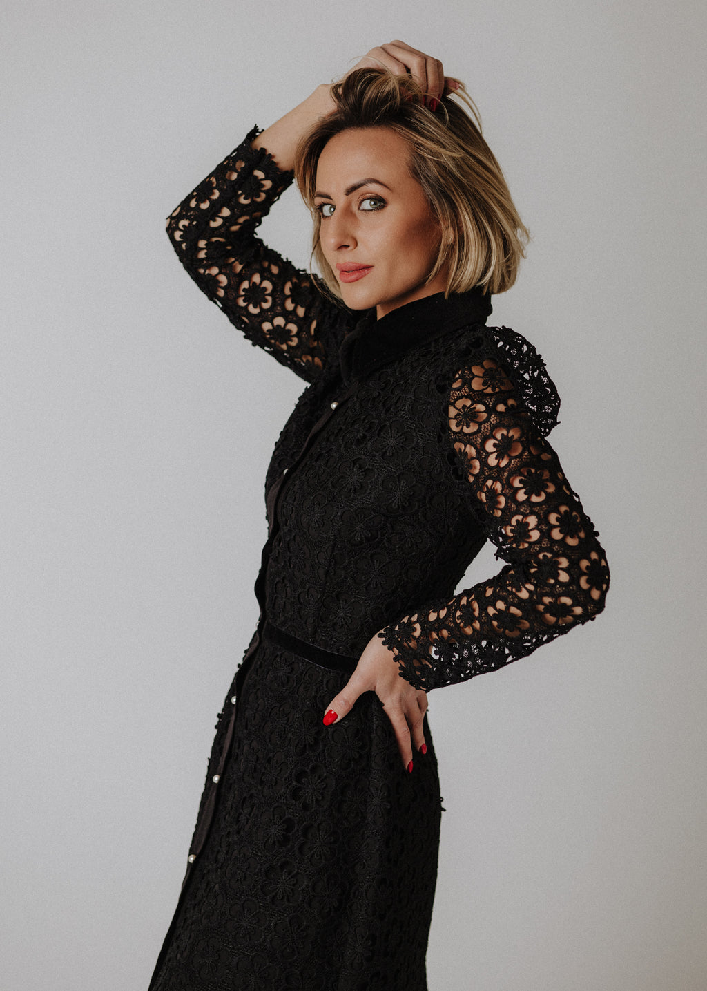 Lace dress with velvet collar