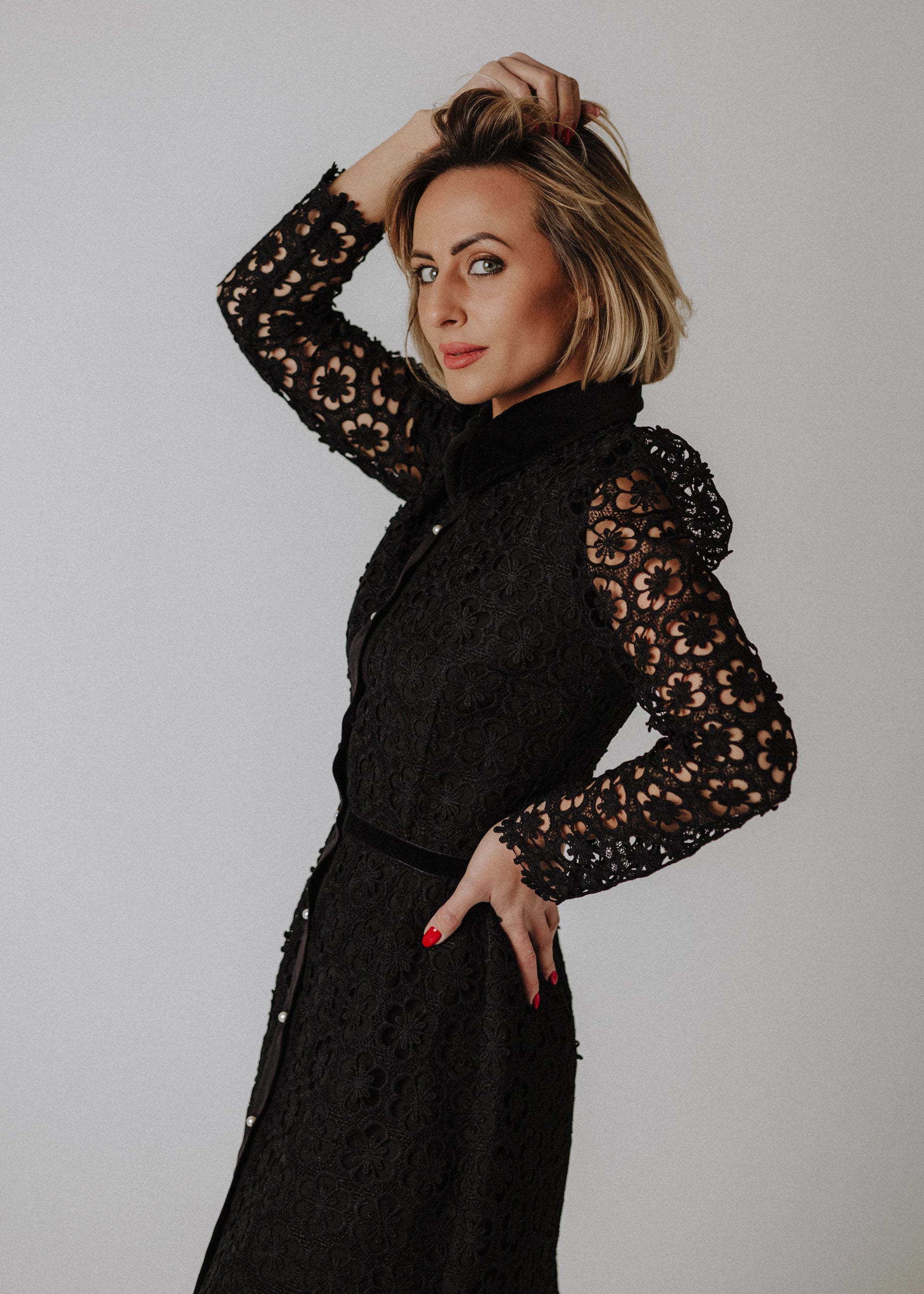 Lace dress with velvet collar