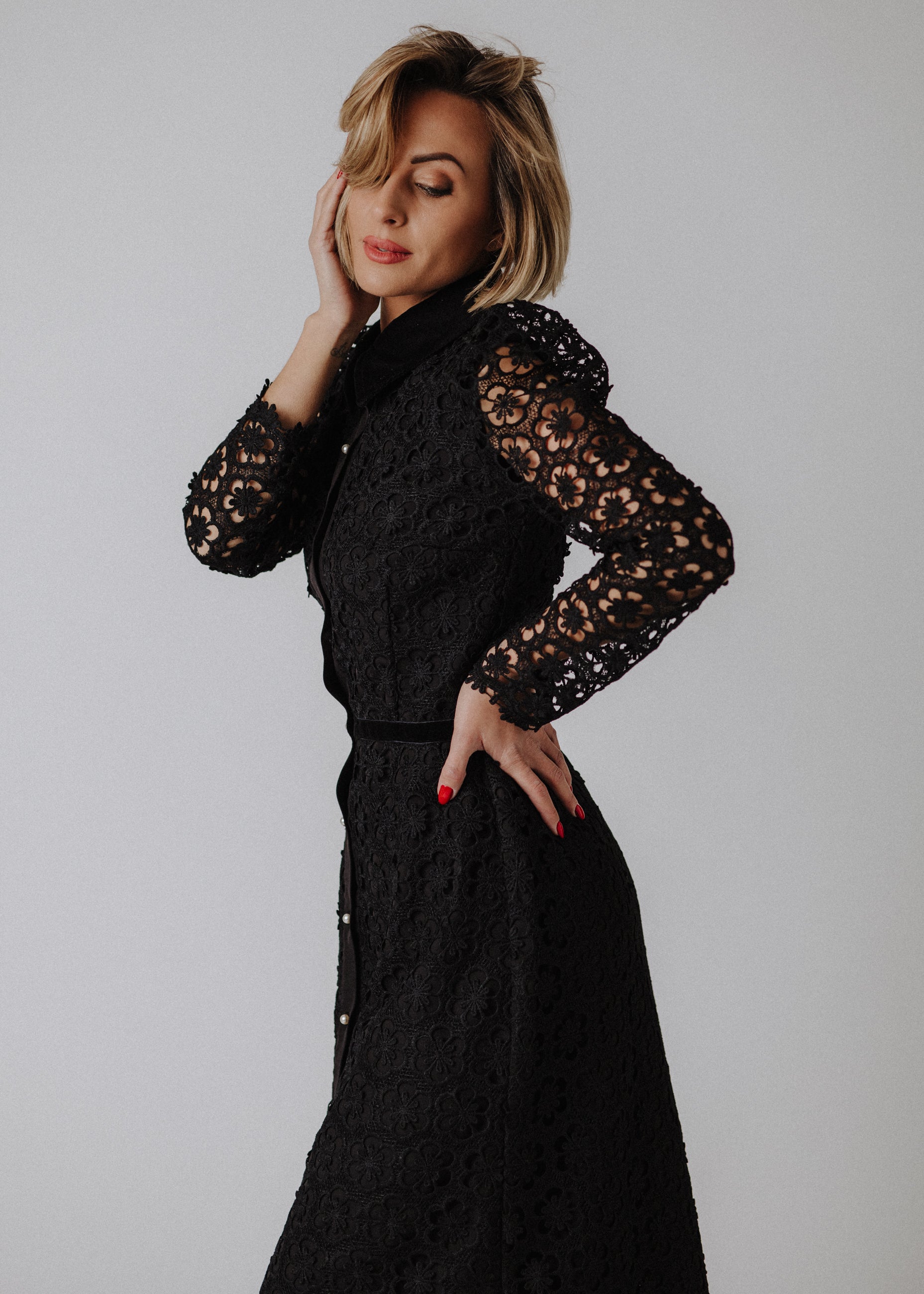 Lace dress with velvet collar