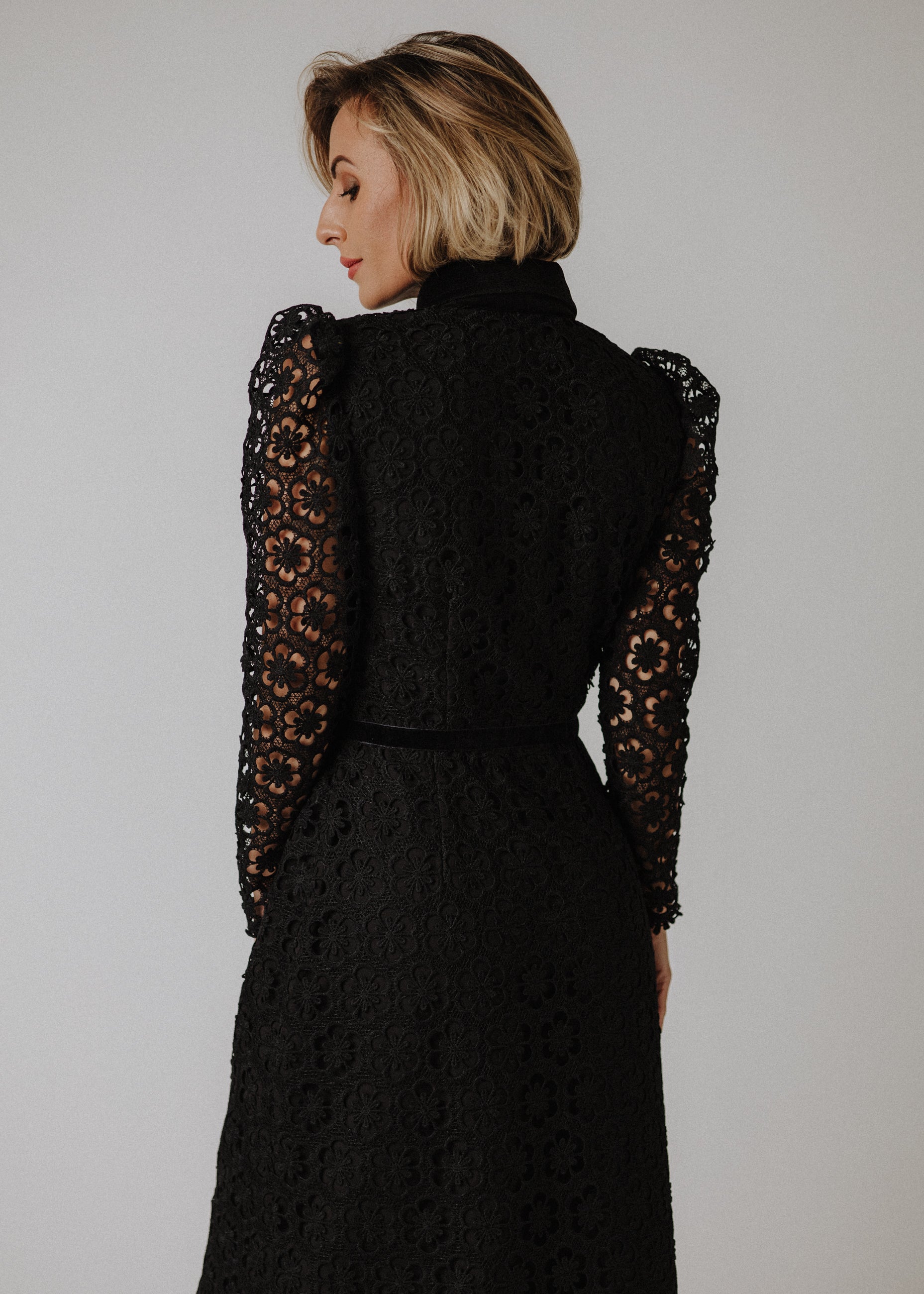 Lace dress with velvet collar