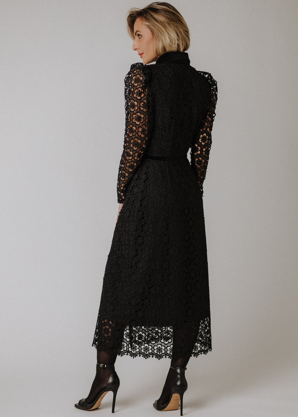Lace dress with velvet collar