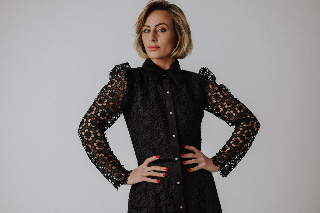 Lace dress with velvet collar