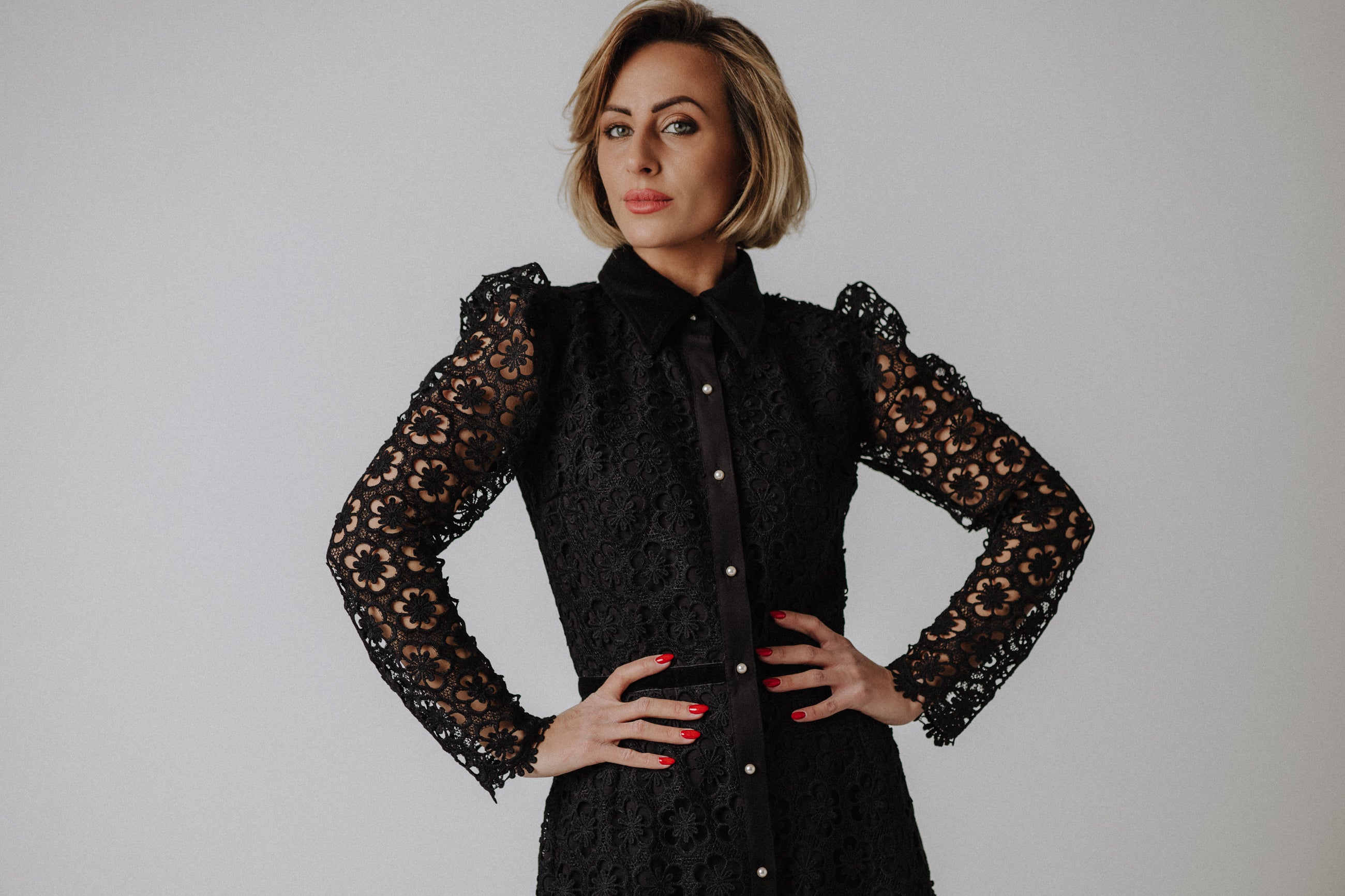 Lace dress with velvet collar