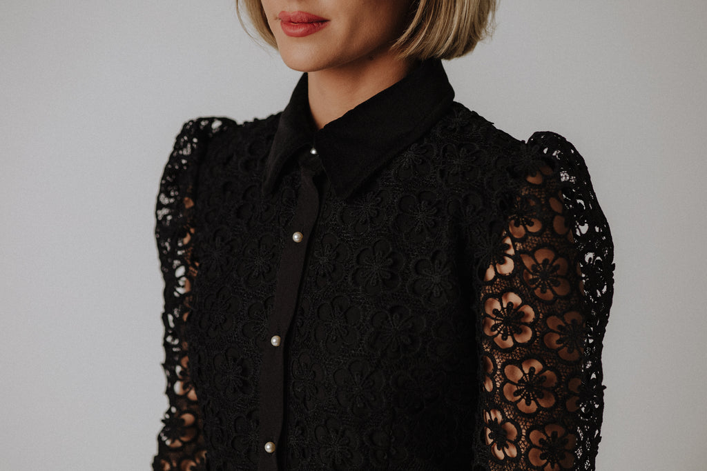 Lace dress with velvet collar