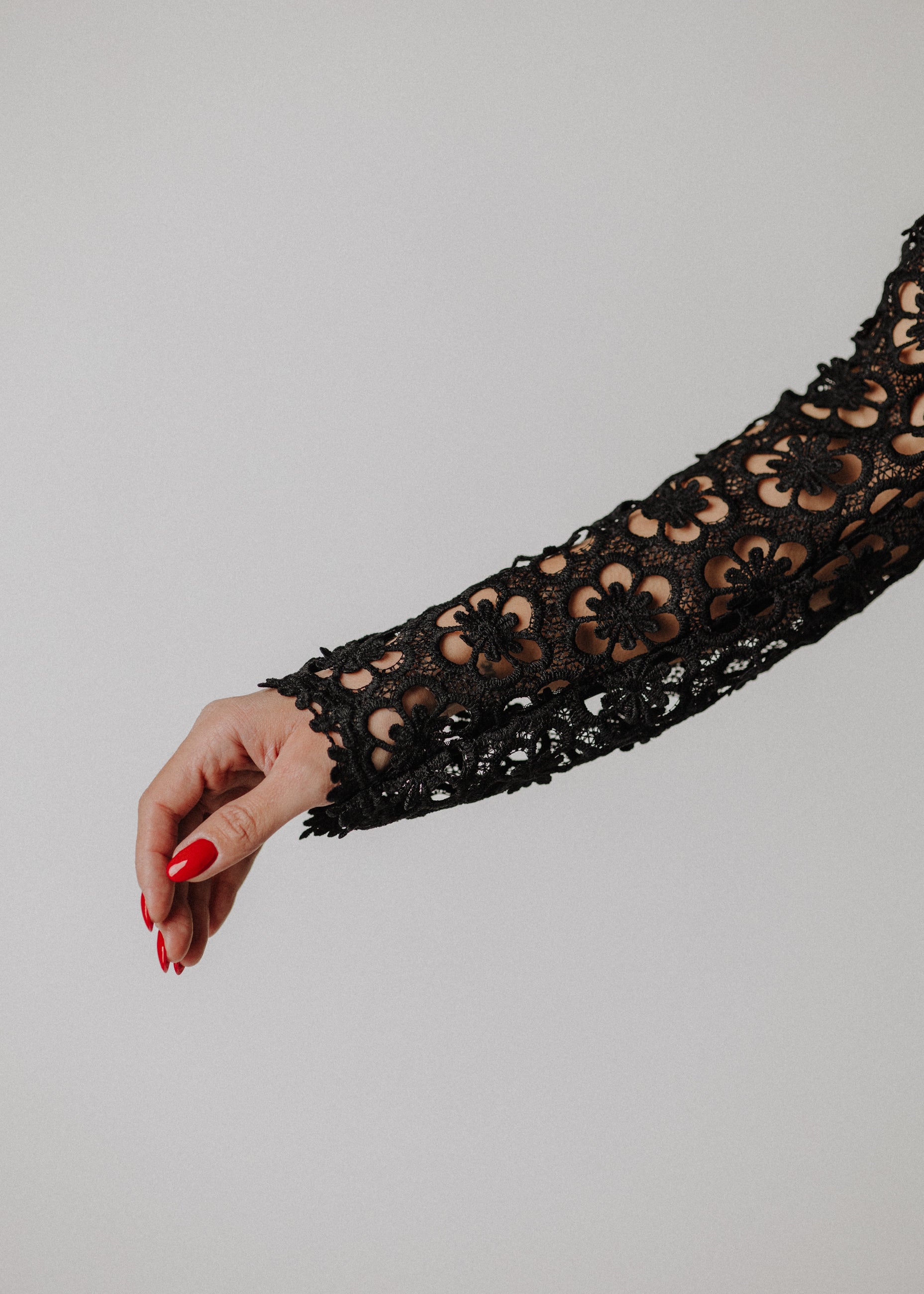 Lace dress with velvet collar