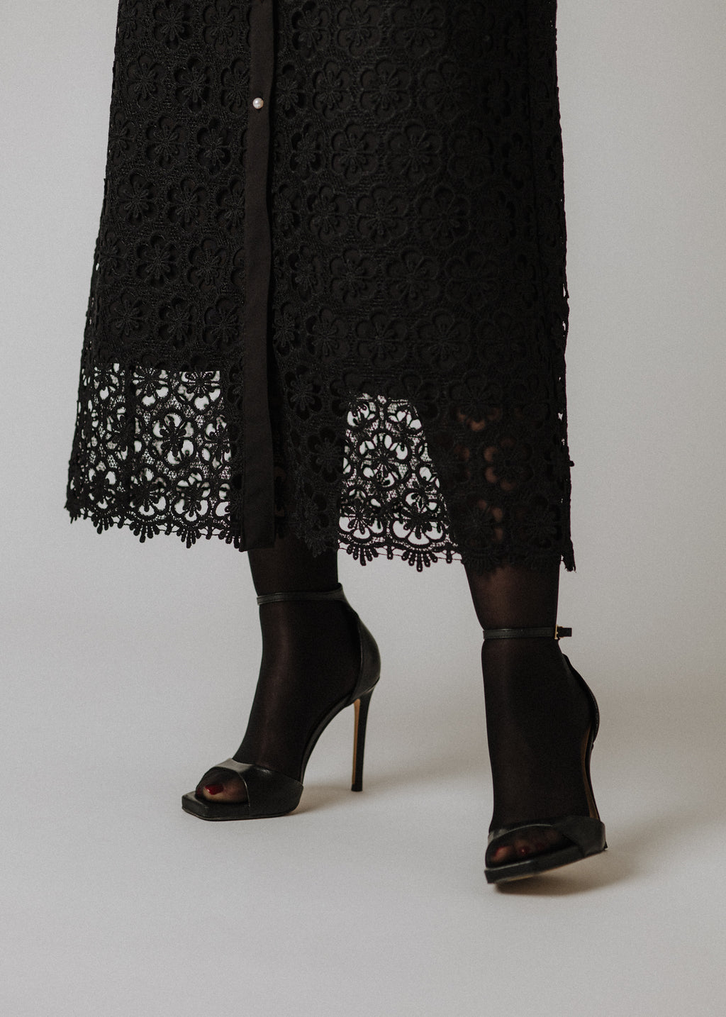 Lace dress with velvet collar