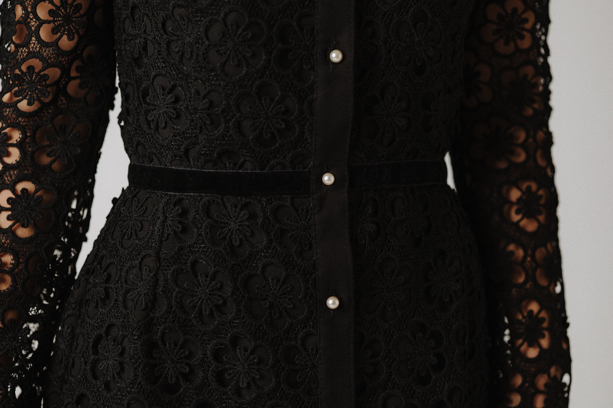 Lace dress with velvet collar